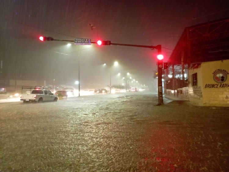 Lluvia impide visibilidad y queda encima del puente del bulevar Morelos