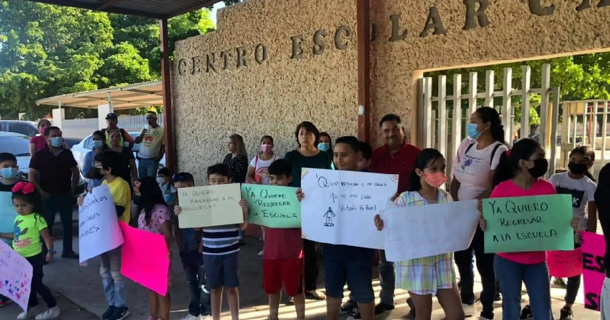 Se manifiestan en el Centro Escolar Cajeme; llevan dos años sin clases
