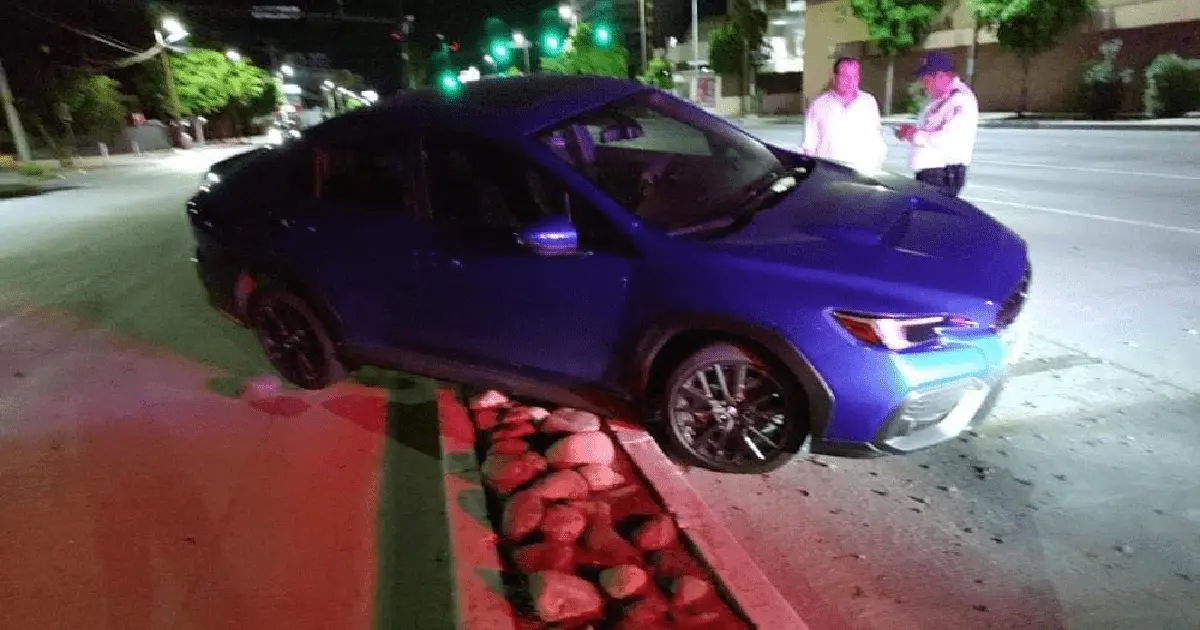 Conductor alcoholizado se sube al camellón del bulevar Kino