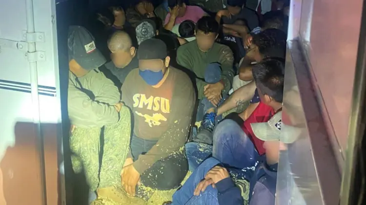 Localizan a 33 migrantes en remolque para caballos