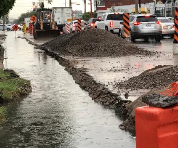 Vuelven a colapsar tuberías de drenaje en la colonia Valle Grande