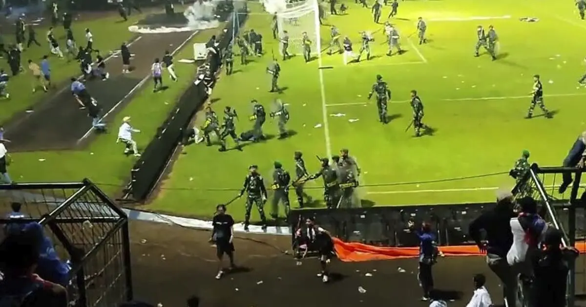 Disturbios en partido de fútbol en indonesia deja 127 muertos