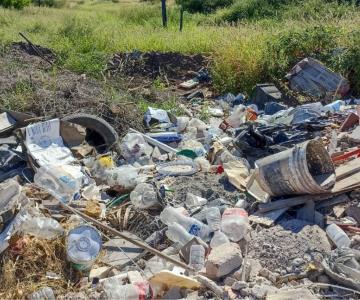 Vuelven a tirar basura y escombros en predios de San Carlos