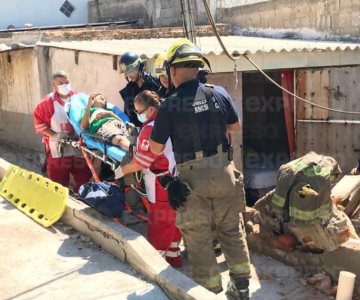 Barda de una casa se derrumba y cae sobre una señora de 58 años