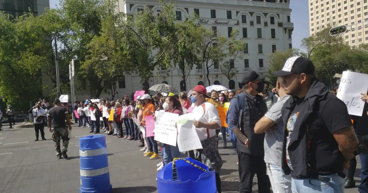 Bloquean sindicalizados lateral de la Avenida Reforma en CDMX