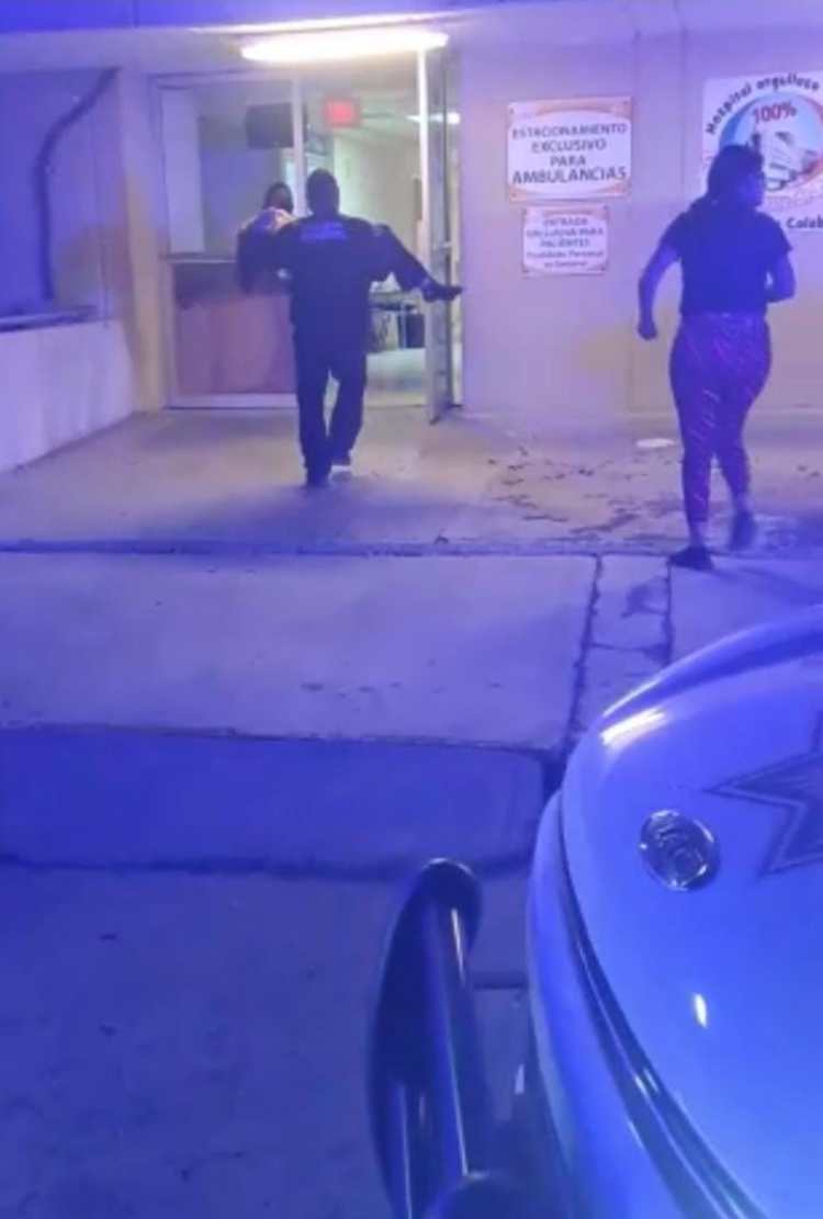 Policías auxilian a menor tras desmayarse en clase