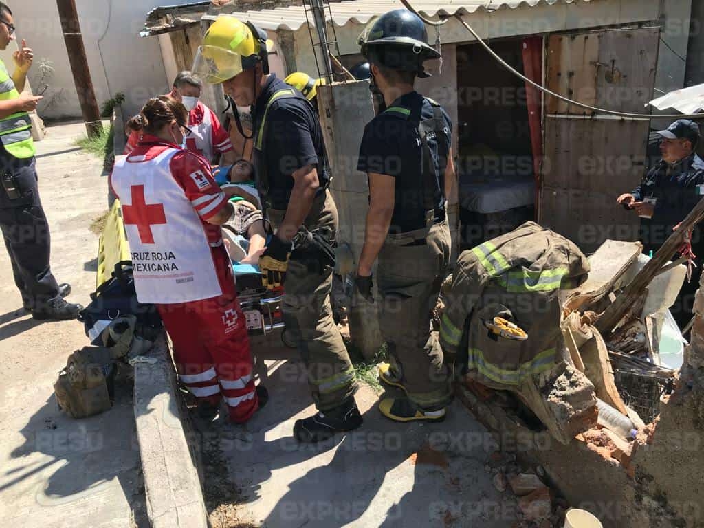 Barda de una casa se derrumba y cae sobre una señora de 58 años