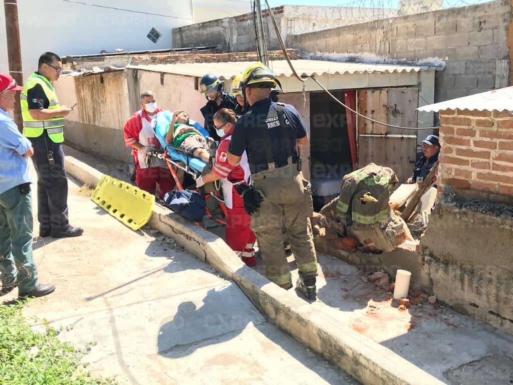 Barda de una casa se derrumba y cae sobre una señora de 58 años