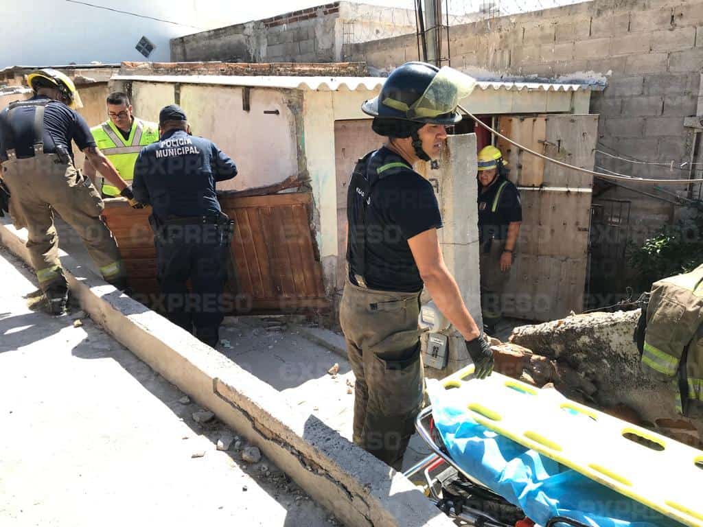 Barda de una casa se derrumba y cae sobre una señora de 58 años