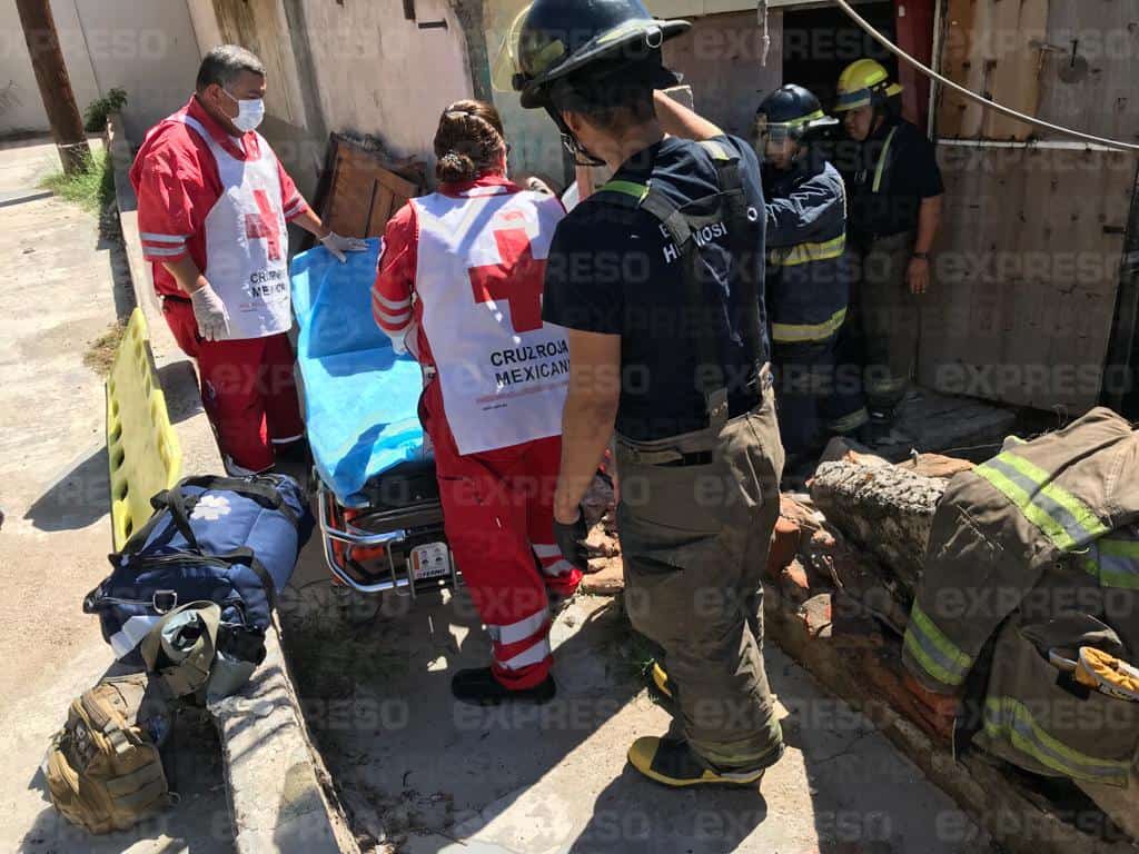 Barda de una casa se derrumba y cae sobre una señora de 58 años