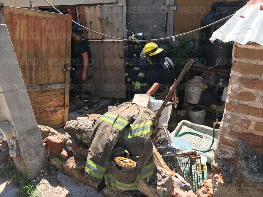 Barda de una casa se derrumba y cae sobre una señora de 58 años