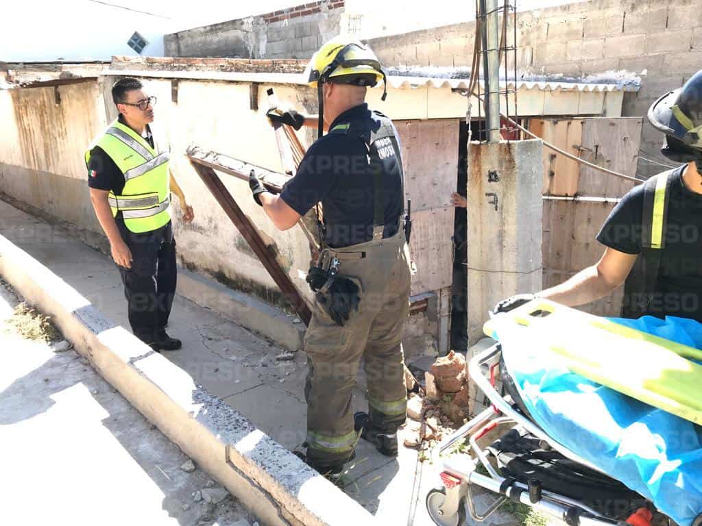 Barda de una casa se derrumba y cae sobre una señora de 58 años