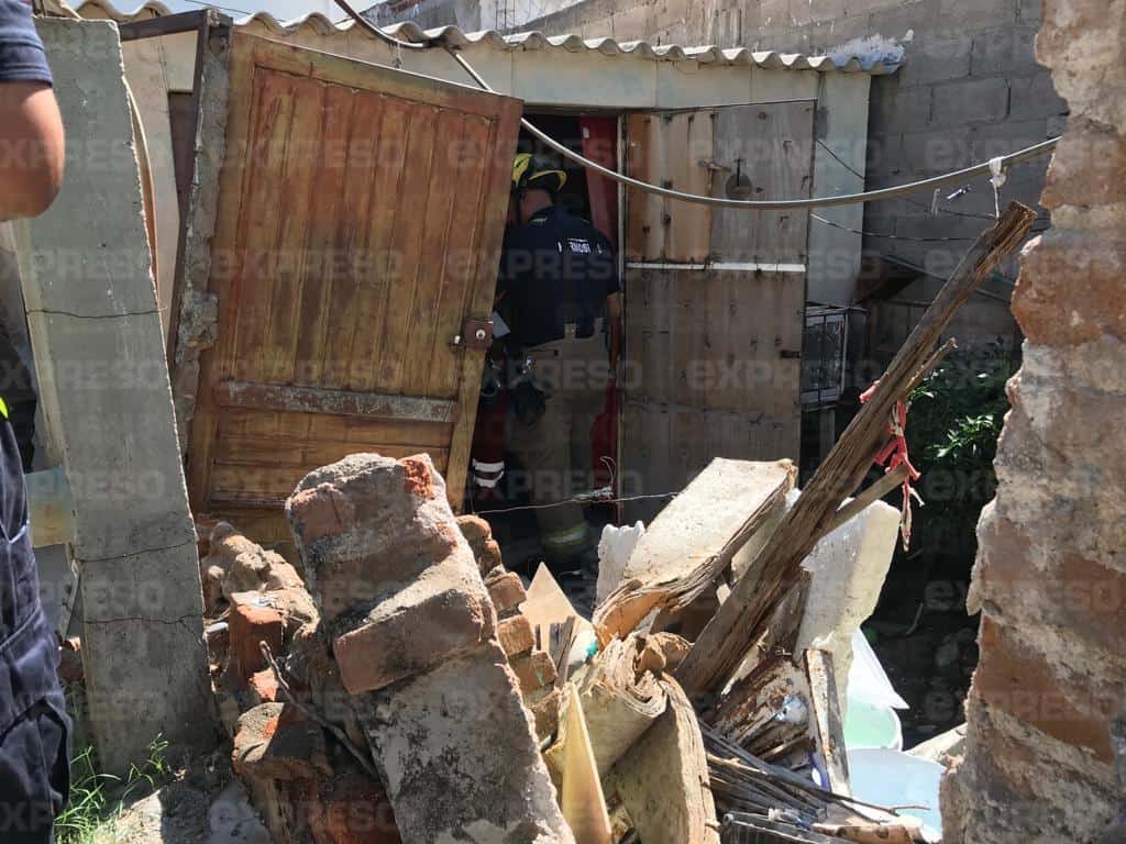 Barda de una casa se derrumba y cae sobre una señora de 58 años