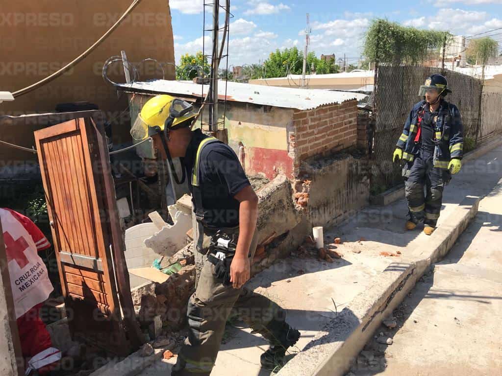 Barda de una casa se derrumba y cae sobre una señora de 58 años