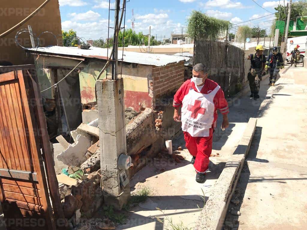 Barda de una casa se derrumba y cae sobre una señora de 58 años