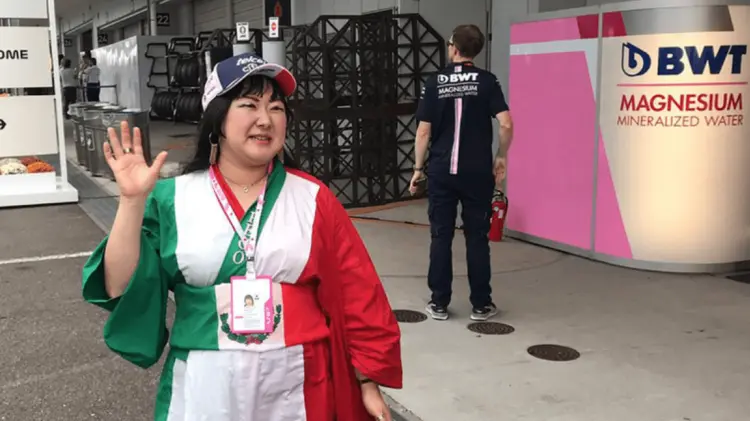 Checo Pérez conquista a fans en Japón