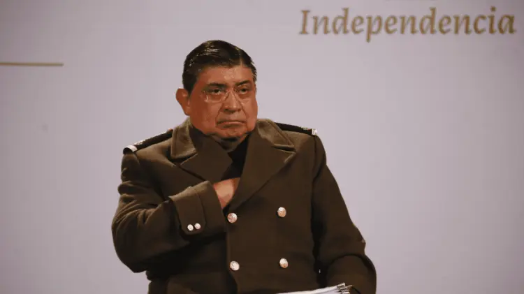 Castigan a teniente por no revisar botas de Secretario