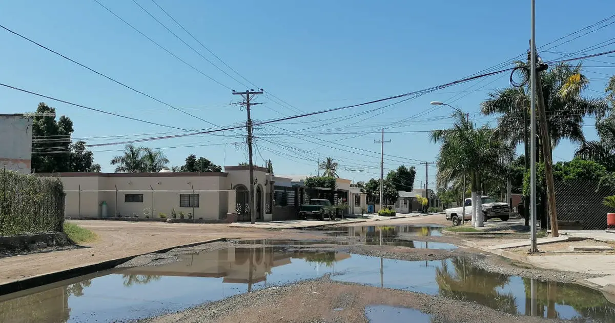 Colapso de drenaje provoca fuga en avenida Contreras