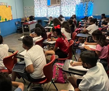 Niega directora de primaria de Guaymas que niños tomen clases en el piso