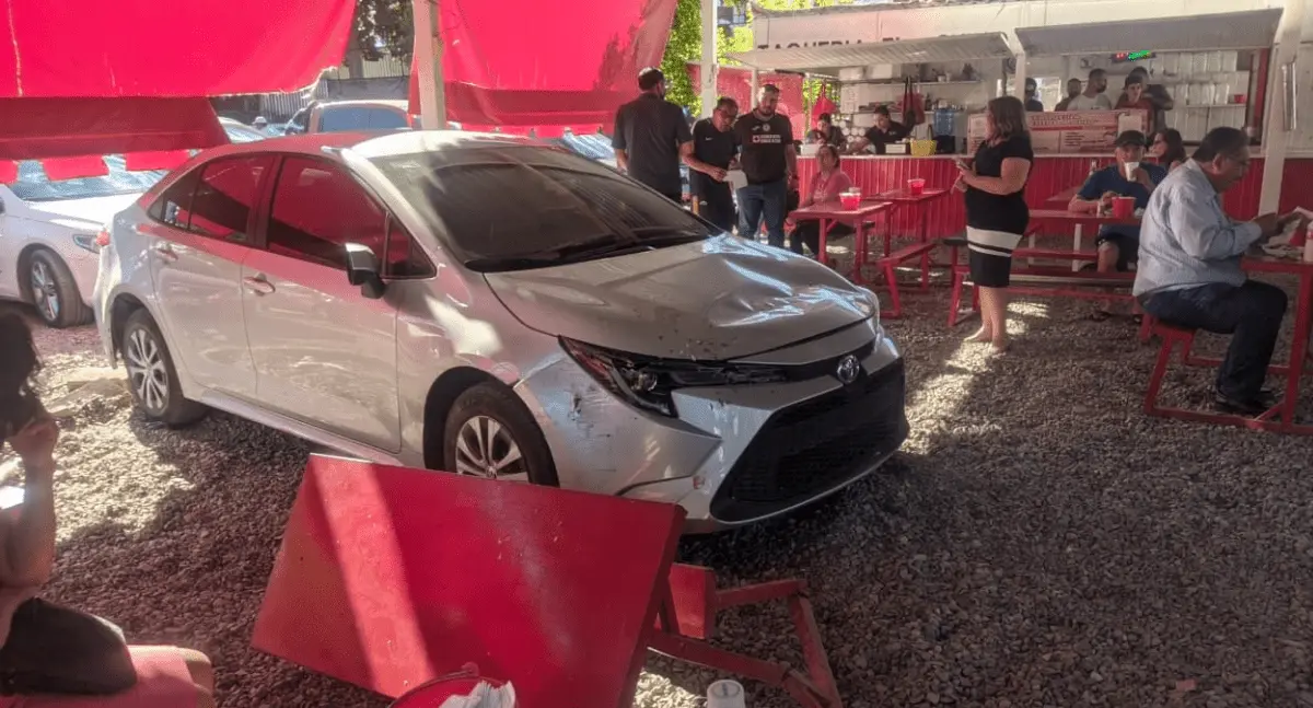 Atropellan a cuatro personas que desayunaban en taquería en Hermosillo