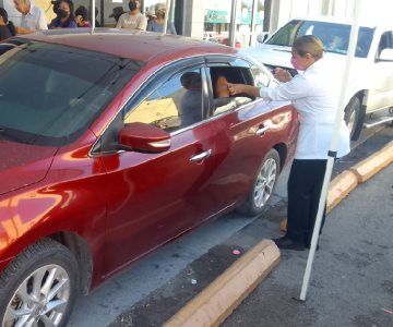 Atienden llamado a vacunarse en módulo drive thru