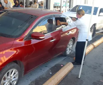 Atienden llamado a vacunarse en módulo drive thru