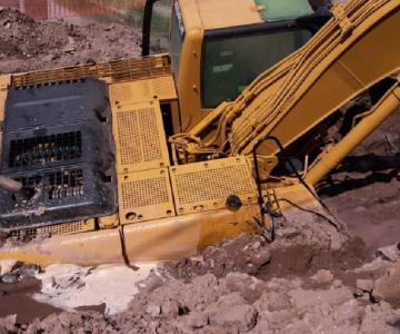 Rescatan excavadora atorada en zanja de la colonia El Apache