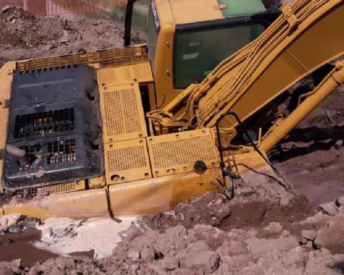 Rescatan excavadora atorada en zanja de la colonia El Apache