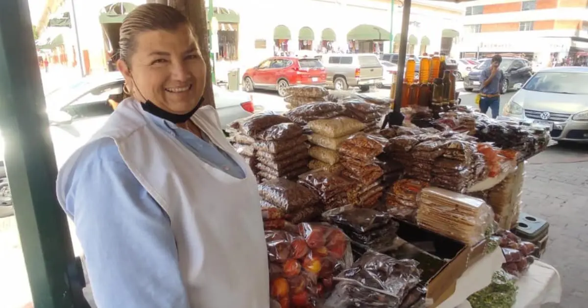 Sin importar calor, frío o lluvia, 28 años vendiendo en el centro