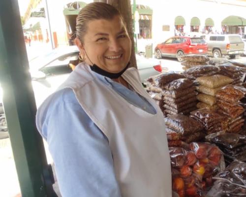 Sin importar calor, frío o lluvia, 28 años vendiendo en el centro