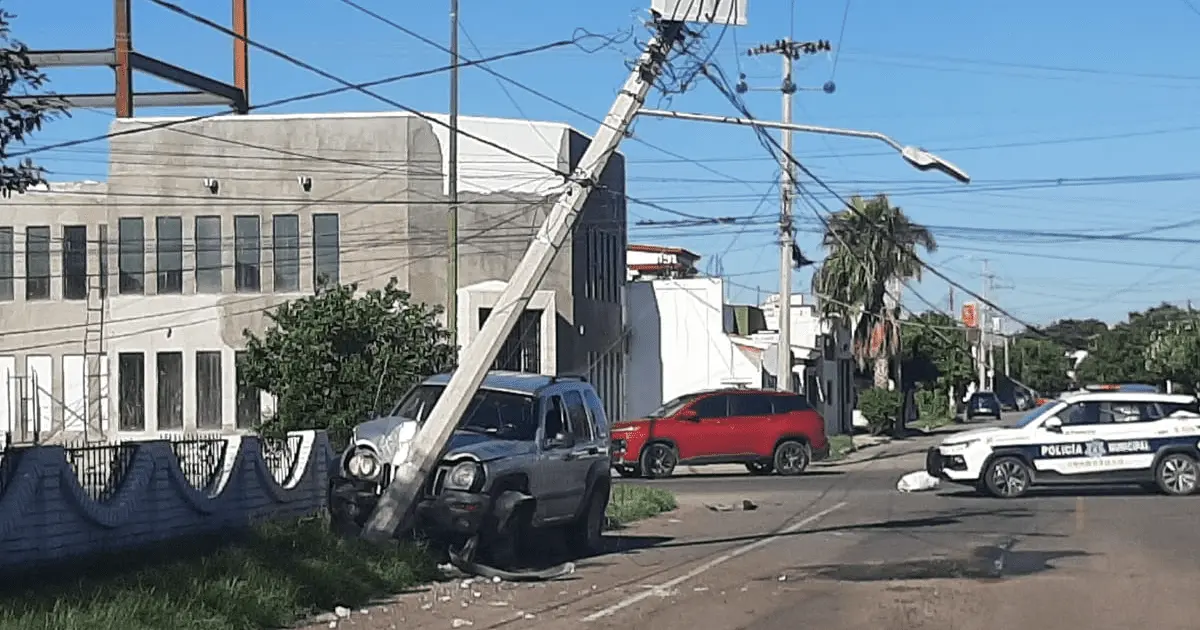 Se pasa el alto y provoca fuerte choque al poniente de Hermosillo