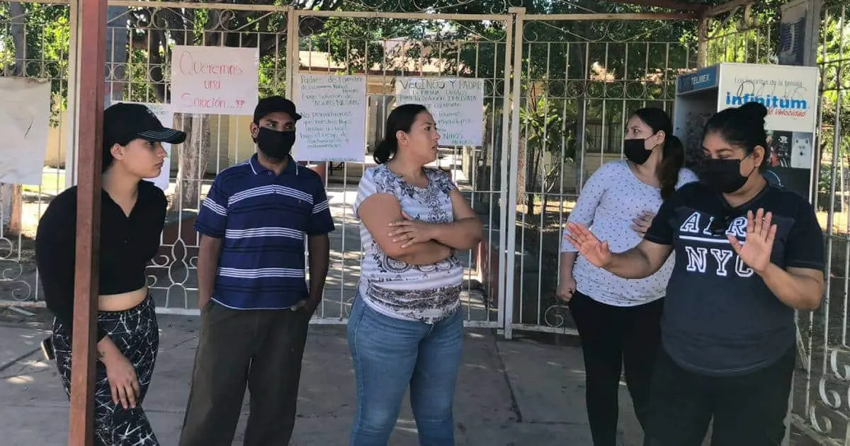 Padres se manifiestan por colapso de drenajes en la primaria Niños Héroes