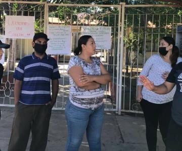 Padres se manifiestan por colapso de drenajes en la primaria Niños Héroes