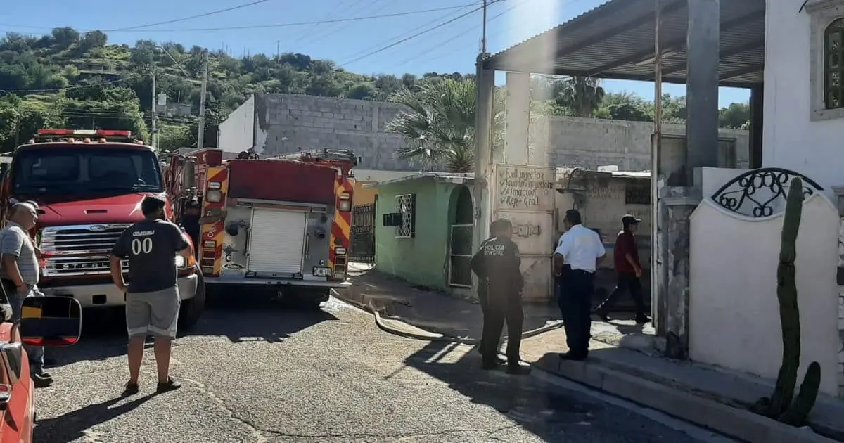 Bomberos sofocan incendio de automóvil en Pedregal de la Villa