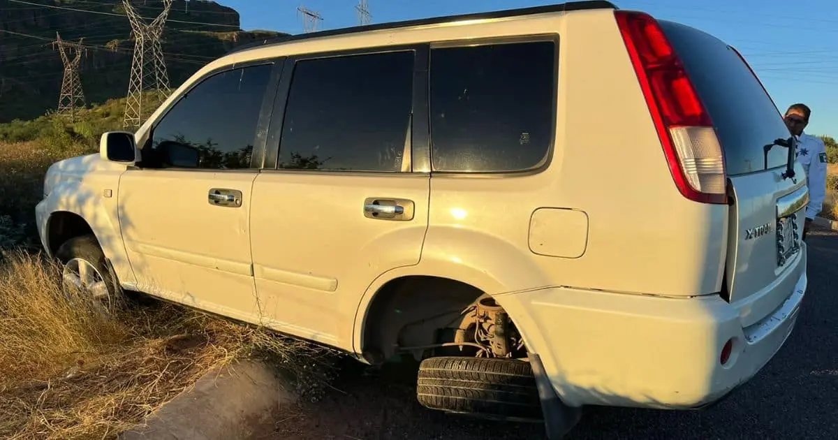 Automóvil sufre accidente y sale del camino frente al panteón de San José