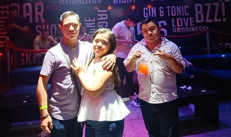 Antro discrimina a jóvenes con síndrome de down; solicitan disculpa
