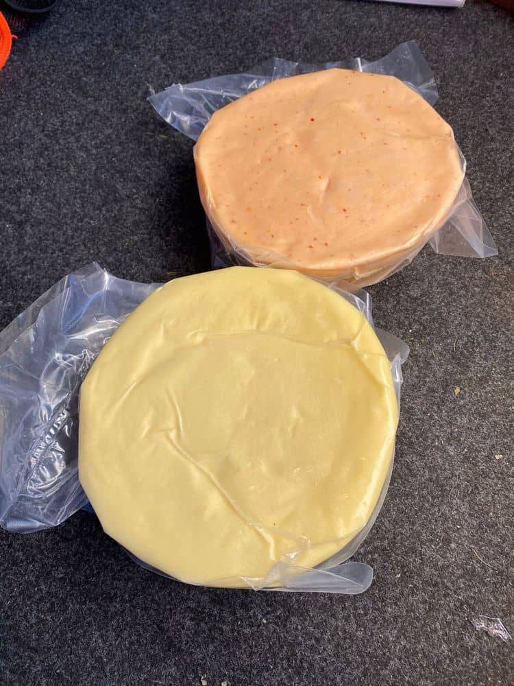 Joven lleva el queso cocido de Trincheras a Hermosillo