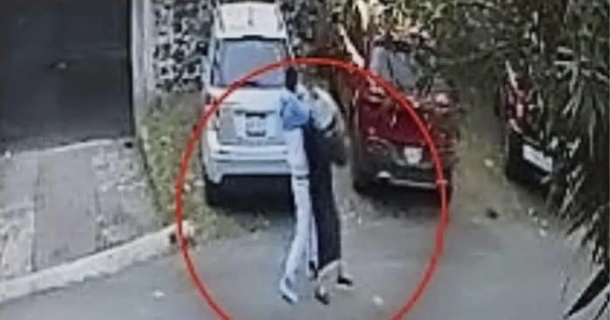 Auto da reversa y atropella a mujer de la tercera edad