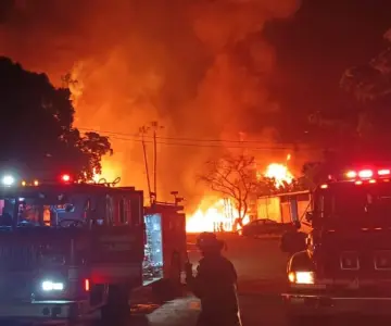 Bomberos combaten fuerte incendio durante la madrugada en Obregón