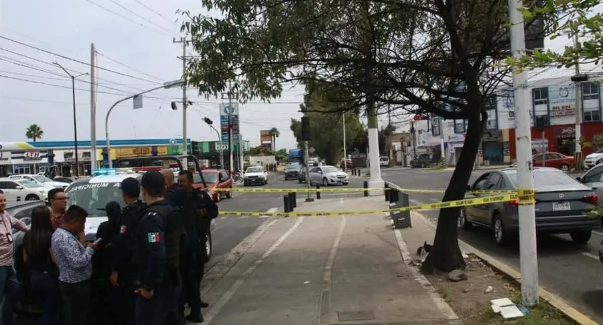 Conductor golpea y le dispara a hombre que intentó limpiar un parabrisas