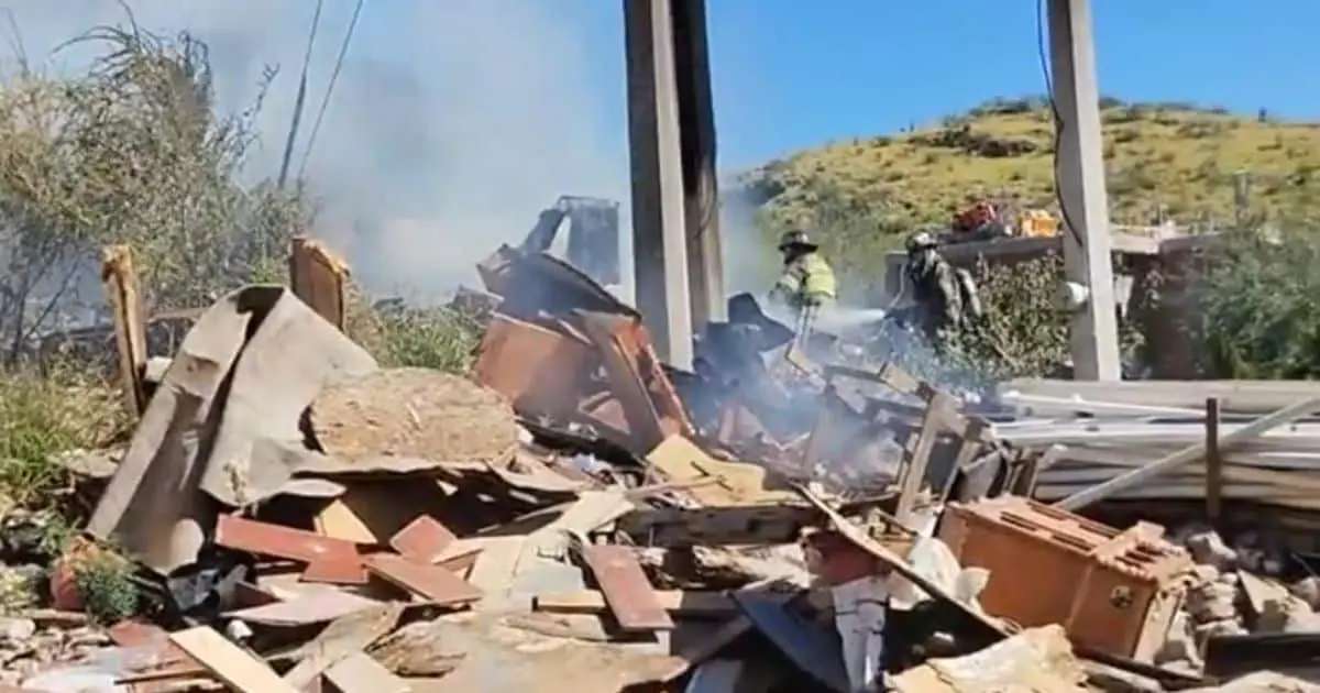Incendio arrasa con vivienda en invasión Plutarco Elías Calles