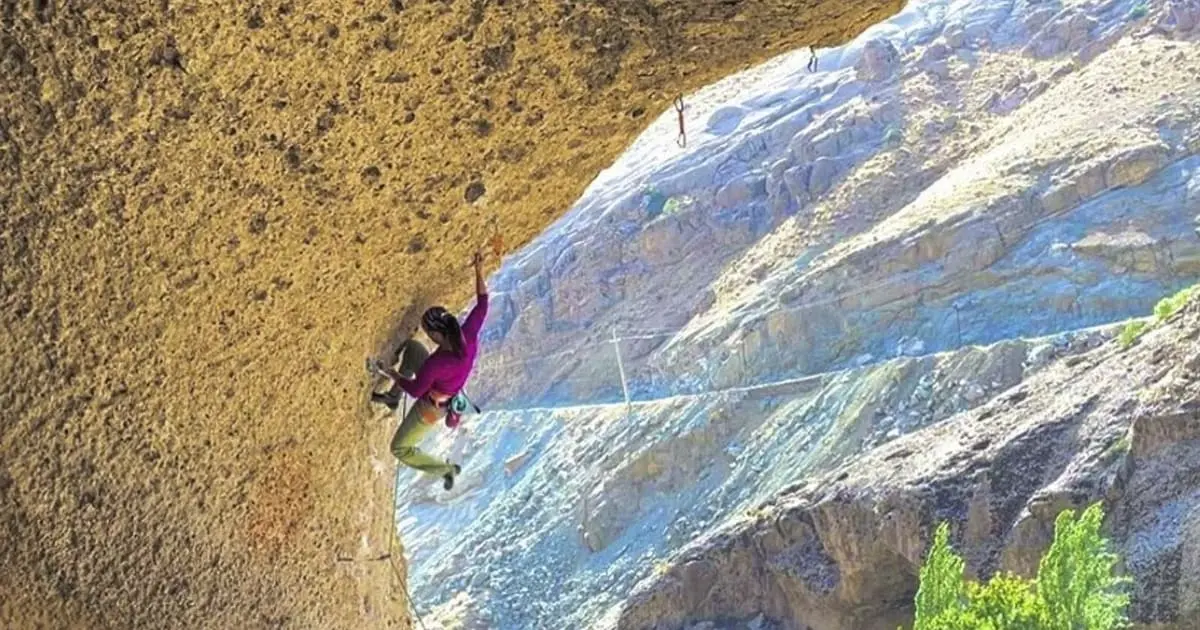 Escaladora iraní desaparece tras no usar su velo islámico en competencia