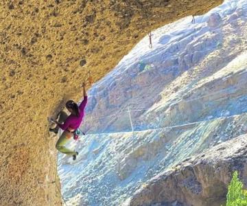 Escaladora iraní desaparece tras no usar su velo islámico en competencia