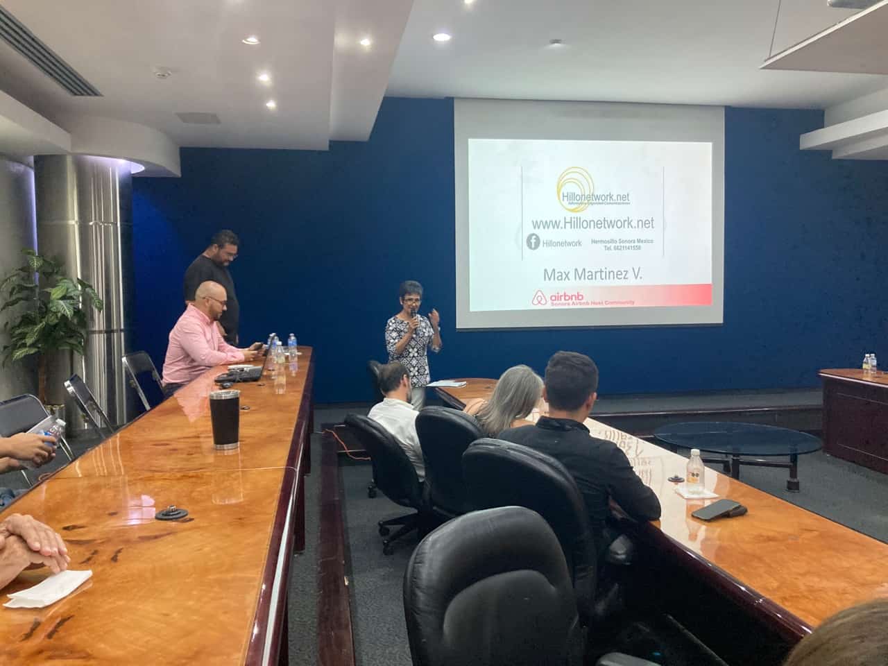 Celebran reunión informativa anfitriones de Airbnb