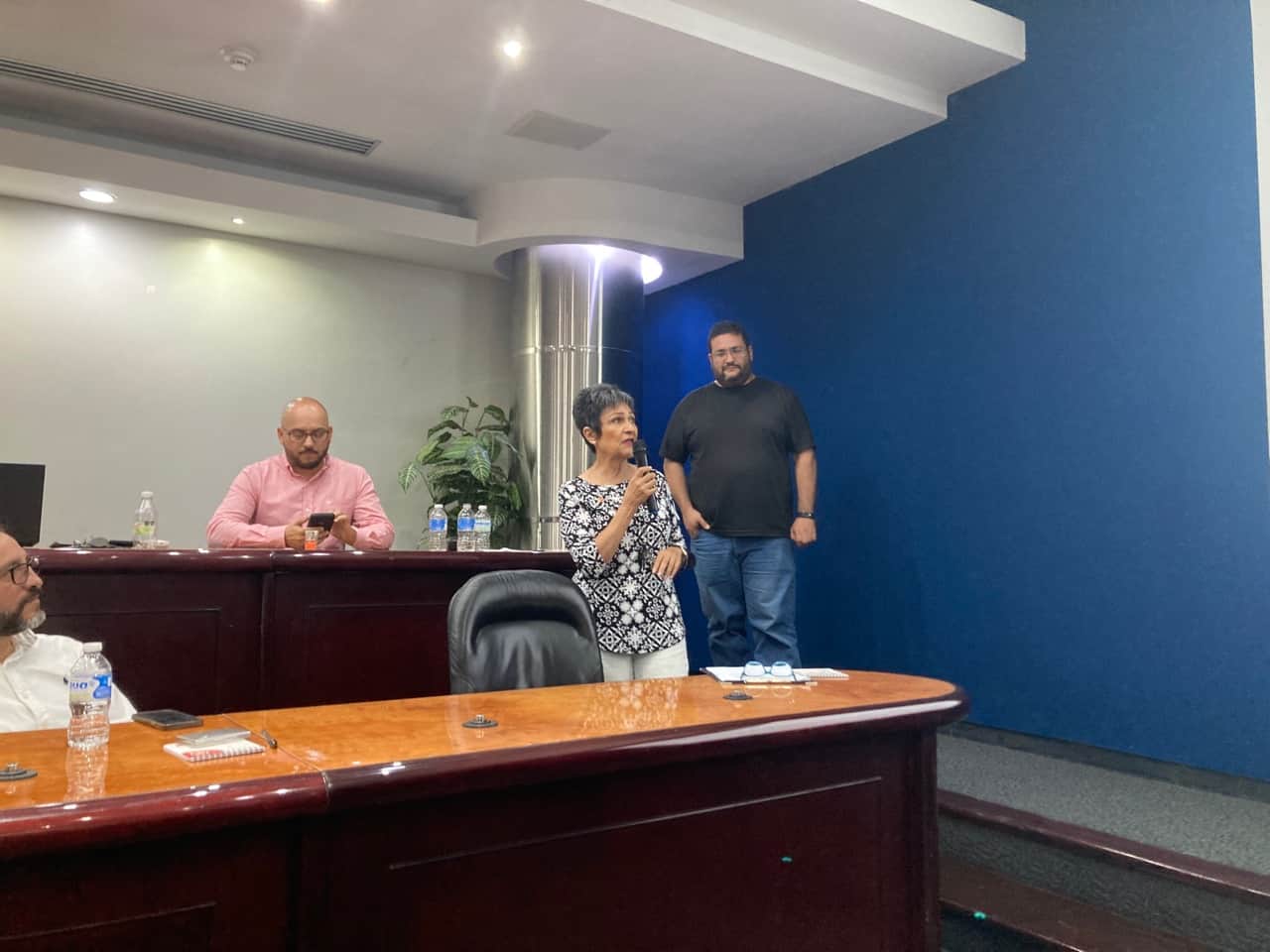 Celebran reunión informativa anfitriones de Airbnb