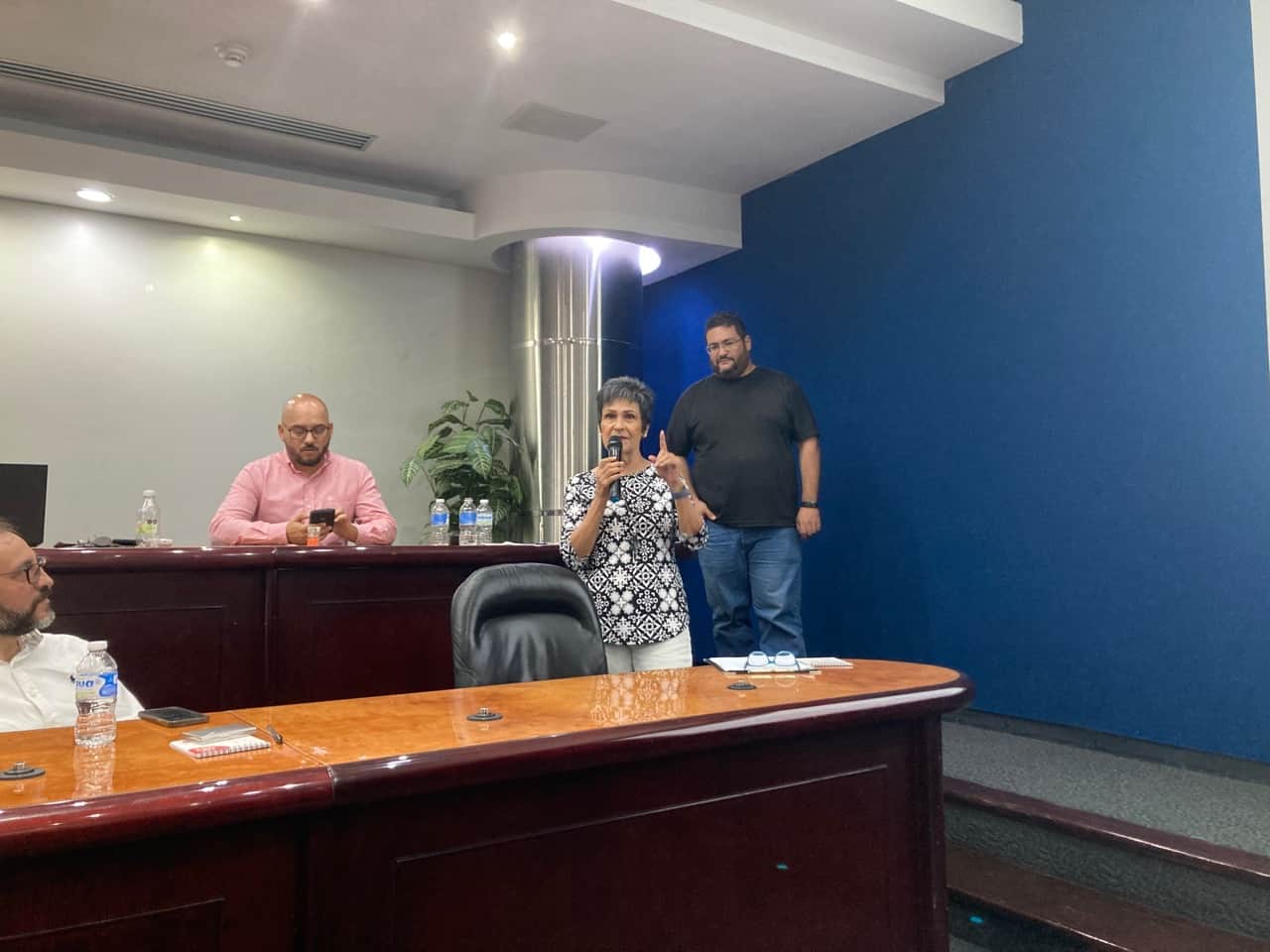 Celebran reunión informativa anfitriones de Airbnb
