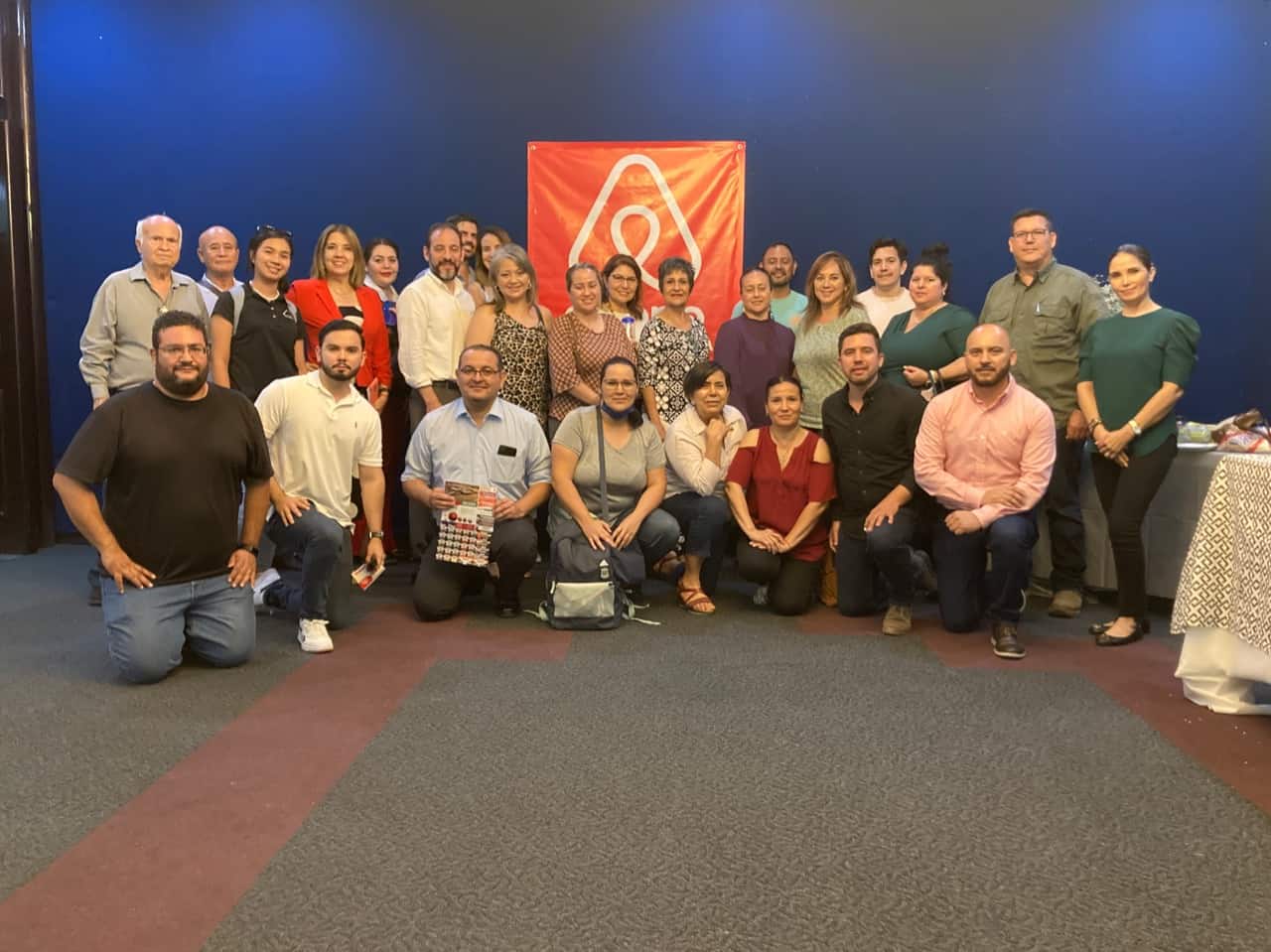 Celebran reunión informativa anfitriones de Airbnb