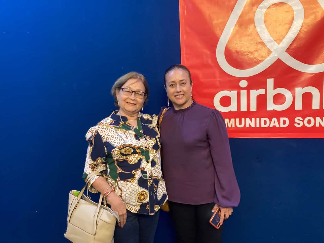 Celebran reunión informativa anfitriones de Airbnb