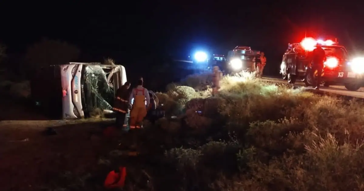 Vuelca autobus en carretera Sonoyta-Caborca; confirman muerte de 2 menores