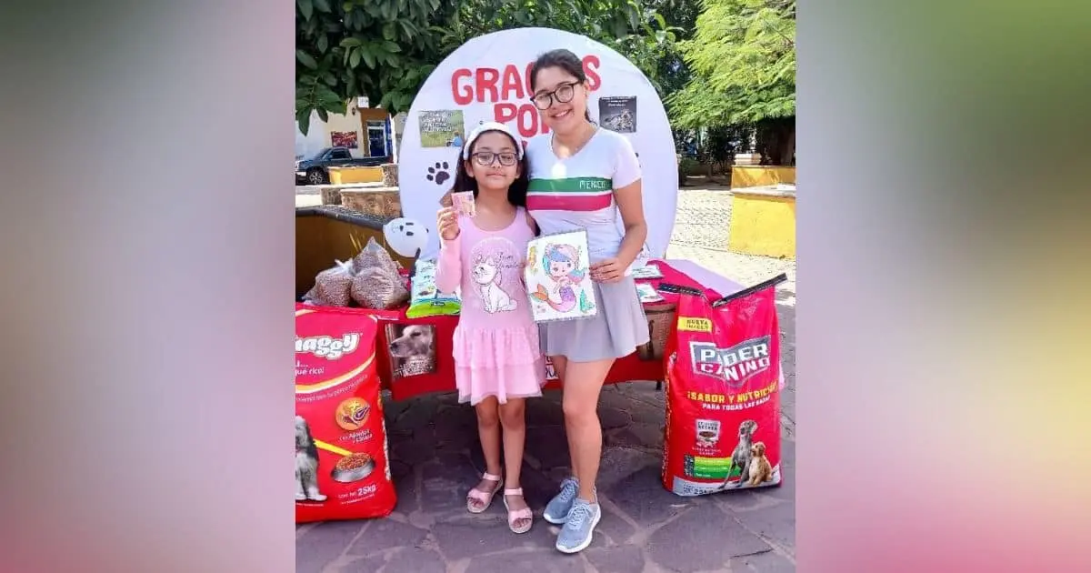 Niña intercambia dibujos por croquetas para ayudar a animales de la calle